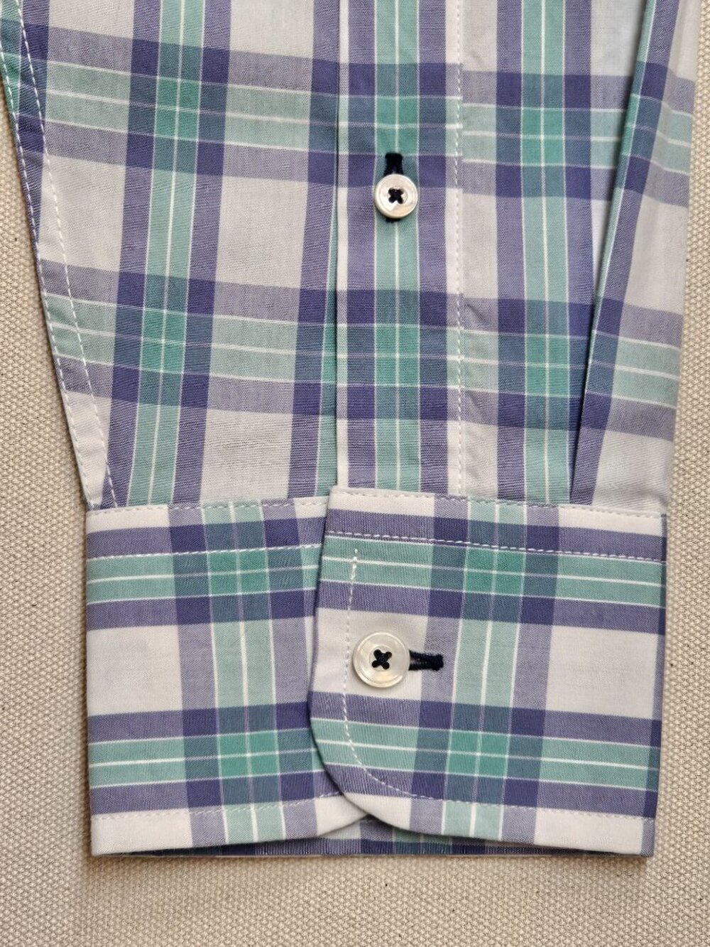 UNTUCKit Button Down L - Picture 5 of 9